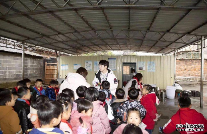 “初雪与你相遇” ——蓝狮代理李佳琦团队探访湖南四所待援建希望小学